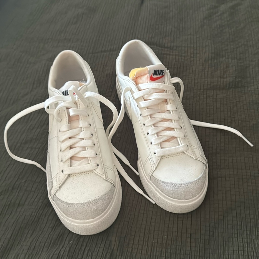 NIKE SHOES SIZE 7